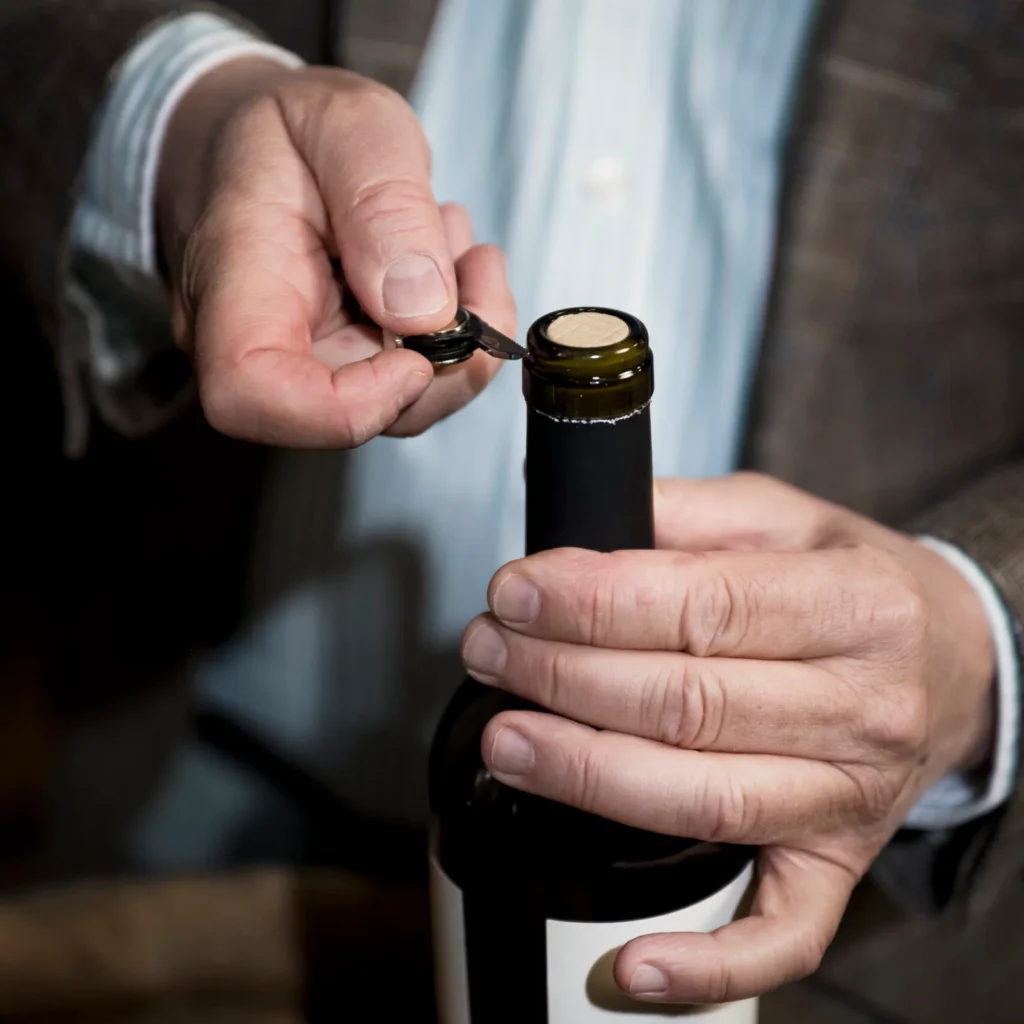 Préparation à l’ouverture d’une bouteille de vin avec un limonadier