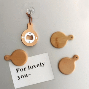 Décapsuleur en bois magnétique accroché sur un frigo