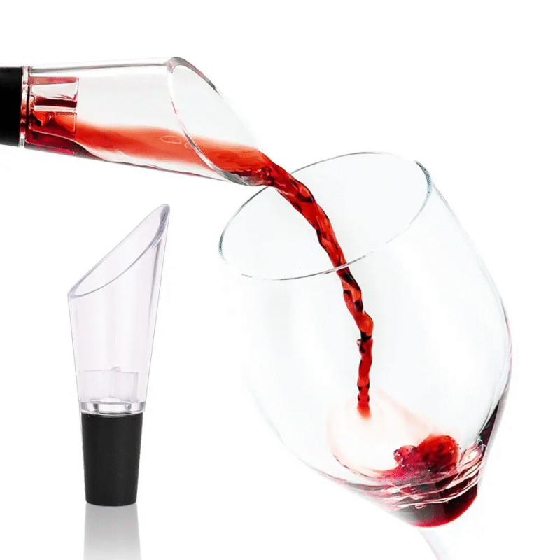 Verseur de vin anti-goutte transparent en action pour un service sans éclaboussures