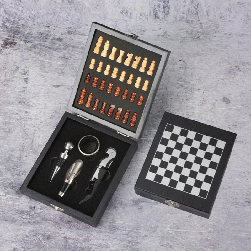 Accessoires à vin et échiquier en coffret noir moderne
