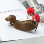 Accessoire de vin en forme de chien posé sur une table