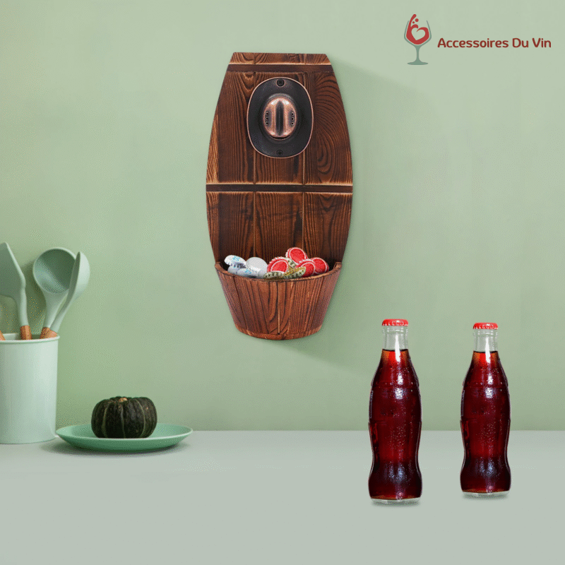 Décapsuleur mural en bois fixé dans une cuisine moderne avec bouteilles en avant-plan