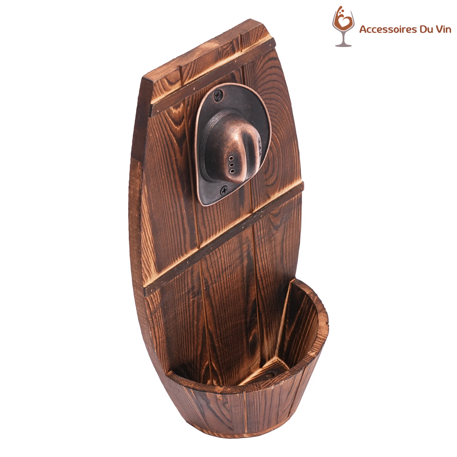 Décapsuleur mural en forme de tonneau de vin vu de trois quarts sur fond blanc
