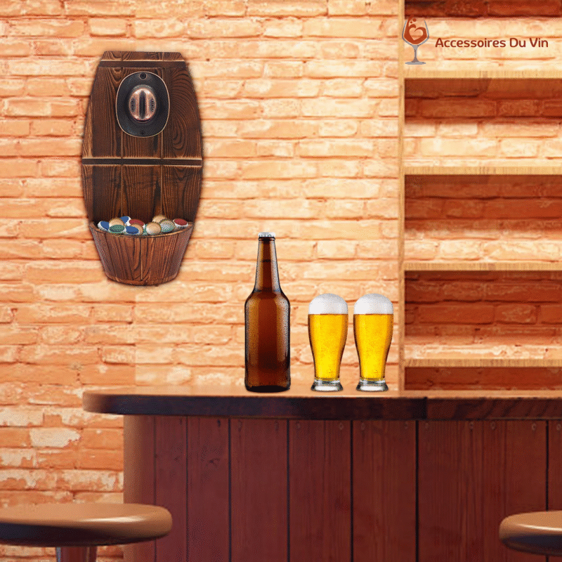 Décapsuleur mural fixé sur un mur en briques au-dessus d’un bar avec bouteilles et verres