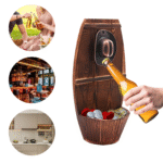 Main ouvrant une bouteille avec un décapsuleur mural en bois et fer, capsules récupérées en bas