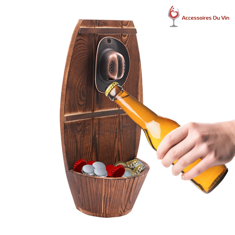 Main tenant une bouteille de bière face au décapsuleur mural en bois avec capsules récupérées