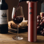 Tire-bouchon rouge de côté, avec bouteille de vin
