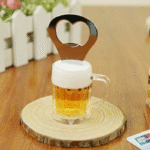 Decapsuleur biere original aimante en forme de verre de biere