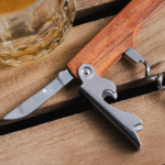 Décapsuleur en bois personnalisé ouvert sur une table