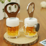 Decapsuleur magnetique en forme de chope de biere sur fond bois