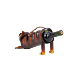 Porte-bouteille chat allongé en métal avec une bouteille de vin insérée