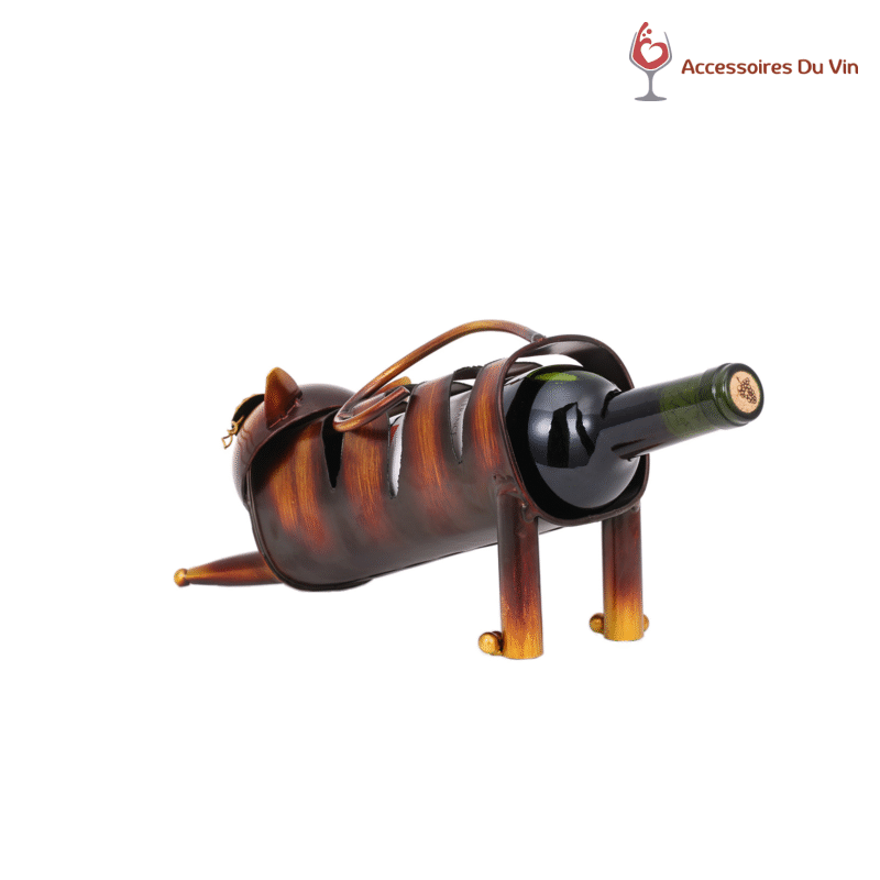 Porte-bouteille chat allongé en métal avec une bouteille de vin insérée