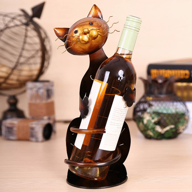 Porte-bouteille en forme de chat assis tenant une bouteille de vin sur un bureau décoratif