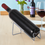 porte-bouteille en métal noir avec bouteille de vin présentée sur table de restaurant