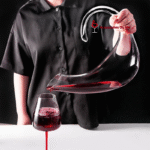 Carafe à décanter Hornélia versement du vin