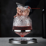 carafe rotative posée sur sa base décorative