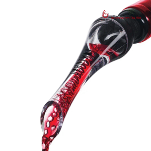 verseur aérateur de vin gros plan avec vin rouge