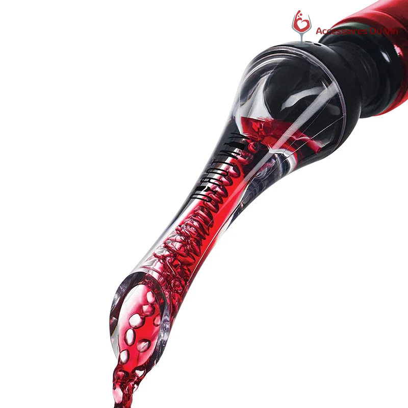 verseur-aerateur-de-vin-gros-plan-avec-vin-rouge verseur aérateur de vin gros plan avec vin rouge