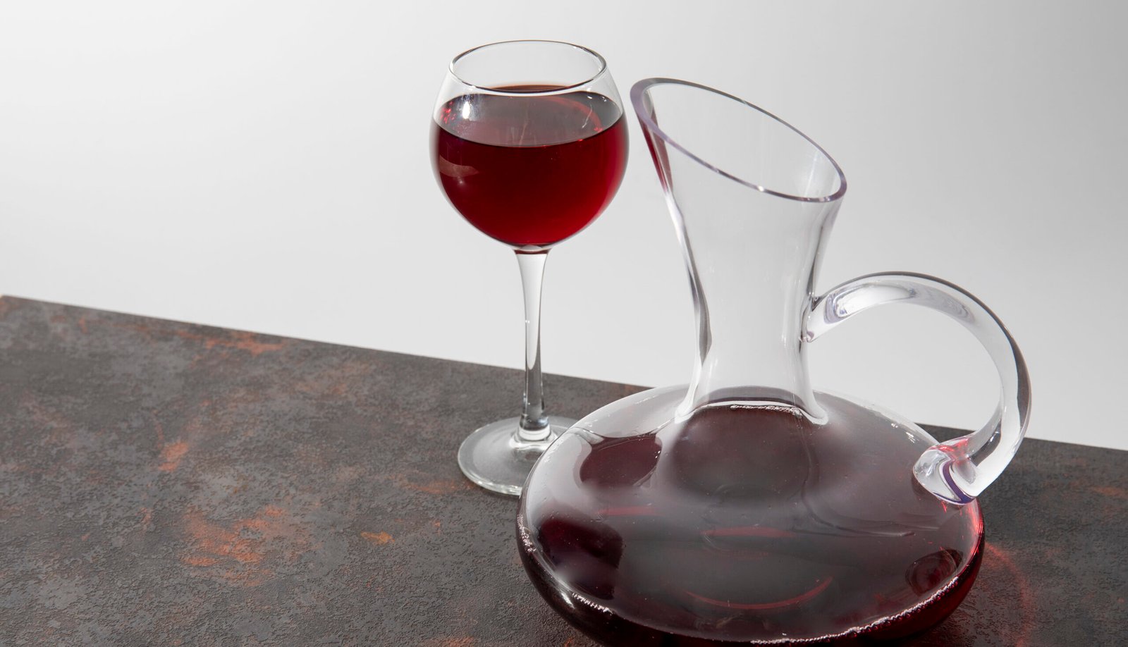 Comment nettoyer une carafe à vin ?