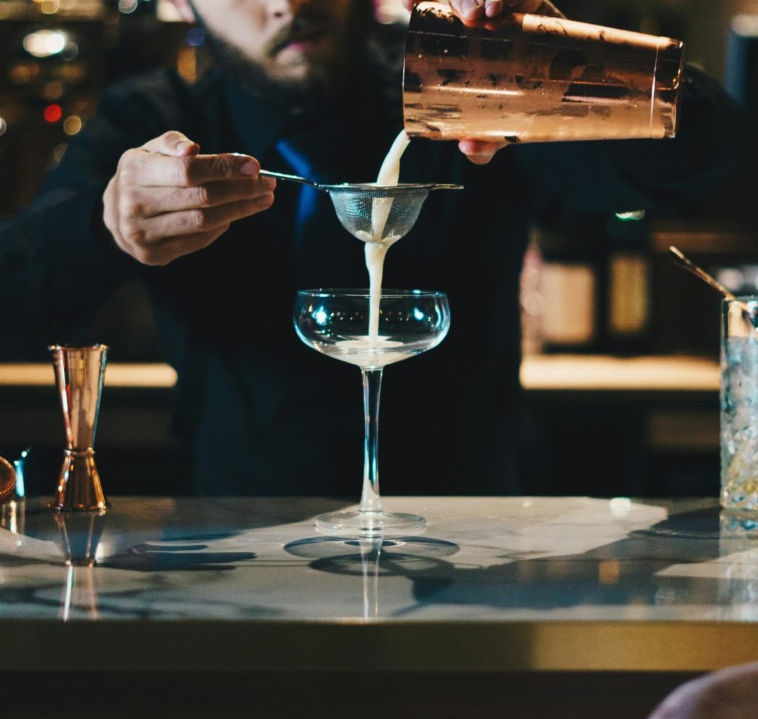Barman faisant un cocktail avec un shaker