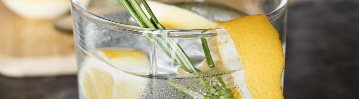 cocktail-de-boissons-alcoolisees-dans-un-petit-verre cocktail-de-boissons-alcoolisees-dans-un-petit-verre