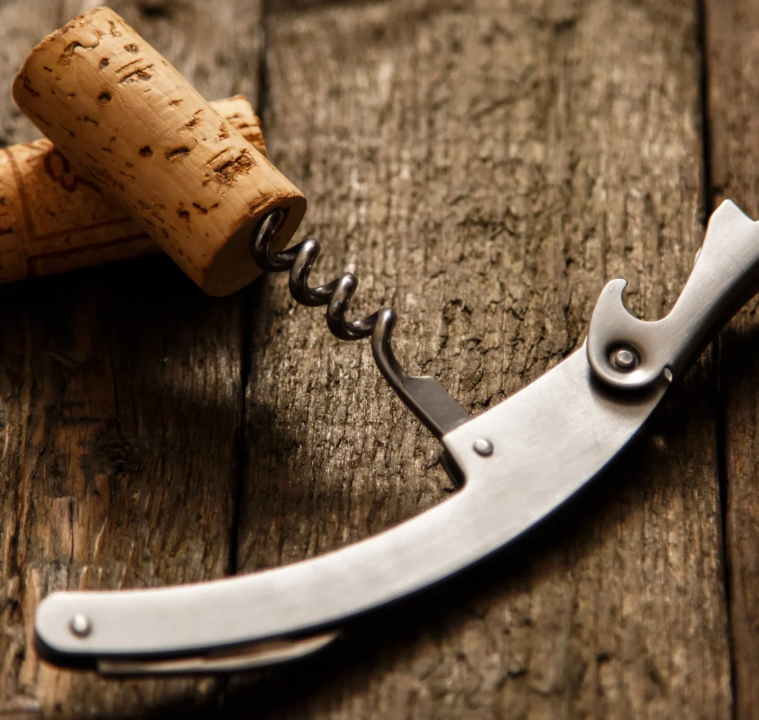 corkscrew-and-wine-corks-2024-10-18-05-22-16-utc Décapsuleur
