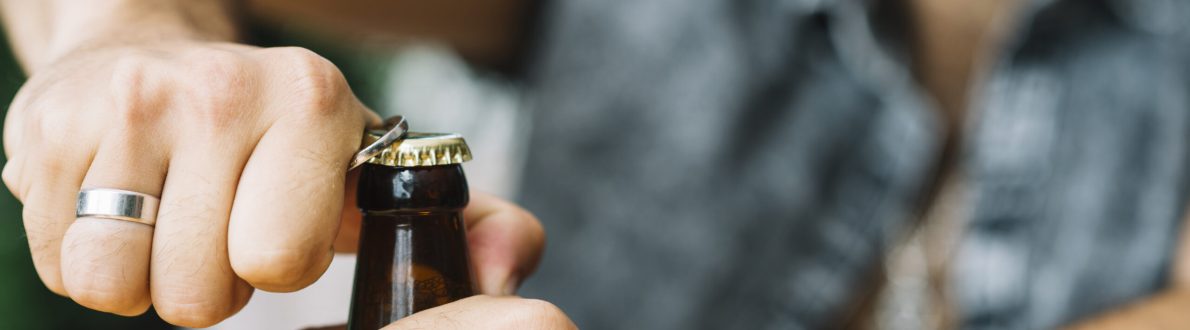 gros plan d'un homme entrain d'ouvrir une bière