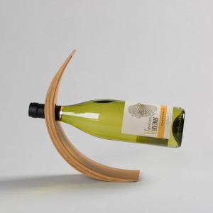 Range bouteille bois suspendu en équilibre